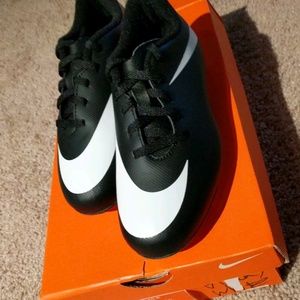 Nike Bravata Youth Soccer Cleats size 1Y